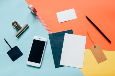 düz yatıyordu stili çalışma alanı ile smartphone