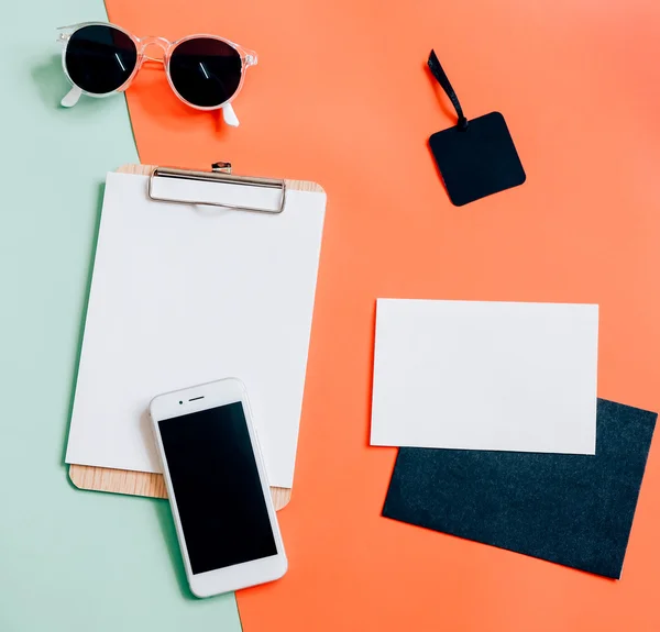 Flat lay de mesa de espaço de trabalho com smartphone — Fotografia de Stock