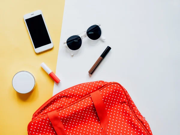 Bolsa de mujer abierta con cosméticos — Foto de Stock