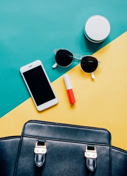 Bolsa de mujer abierta con cosméticos —  Fotos de Stock