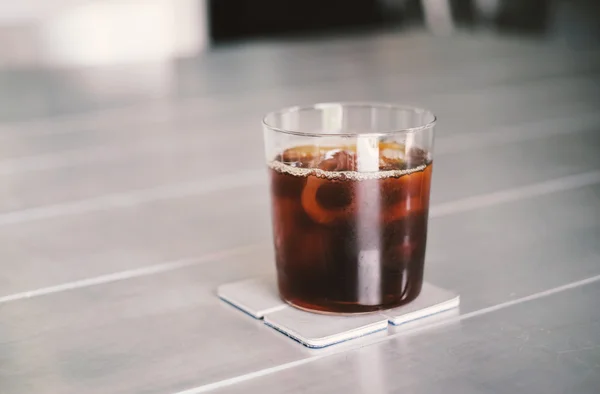 Холодный кофе в стакане — стоковое фото