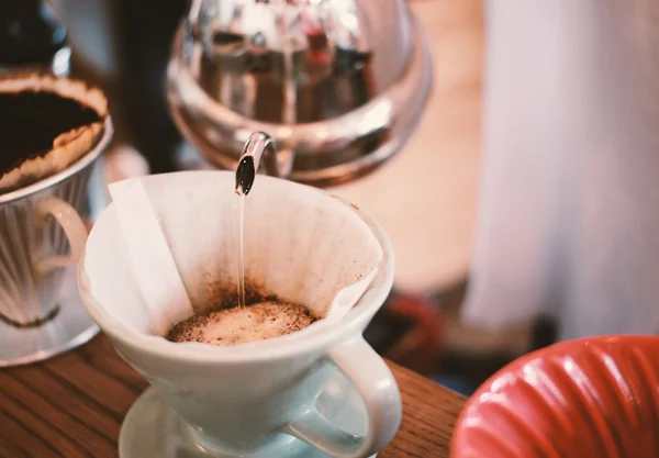 Barista gießt Wasser auf Kaffeesatz — Stockfoto