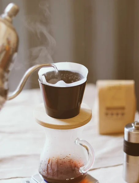 Verter agua en el café molido — Foto de Stock