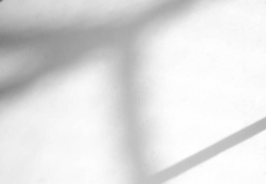 Pencere doğal gölge etkisi beyaz doku arka plan üzerinde, ürün sunumu, arkaplan ve modelleme, yaz mevsimi konsepti üzerine örtülmesi için