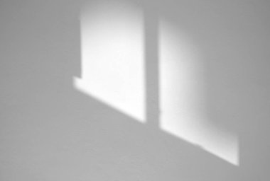 Pencere doğal gölge etkisi beyaz doku arka plan üzerinde, ürün sunumu, arkaplan ve modelleme, yaz mevsimi konsepti üzerine örtülmesi için