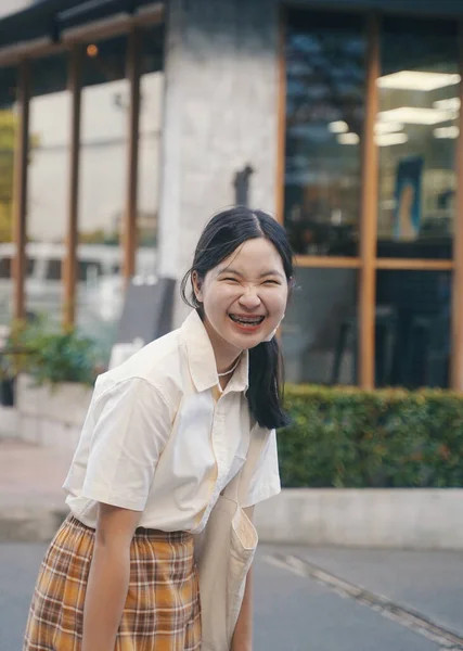 Glad Ung Asiatisk Tusenårig Kvinna Ler Med Hängslen Avslappnad Outfit — Stockfoto