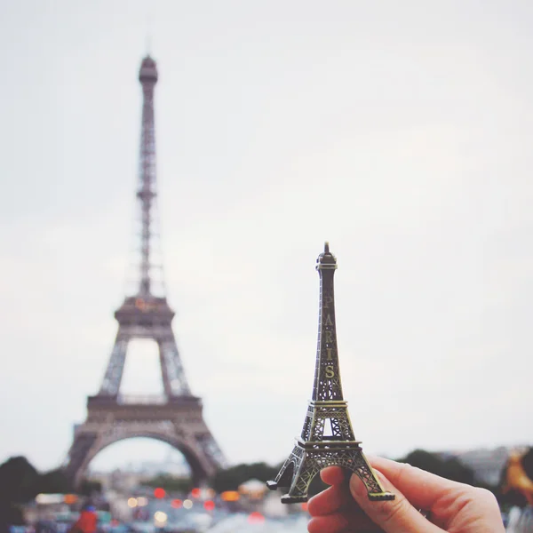 Hand hält Eiffelturm — Stockfoto