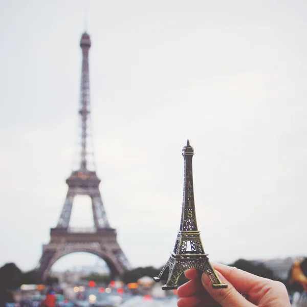 Mão segurando torre eiffel — Fotografia de Stock