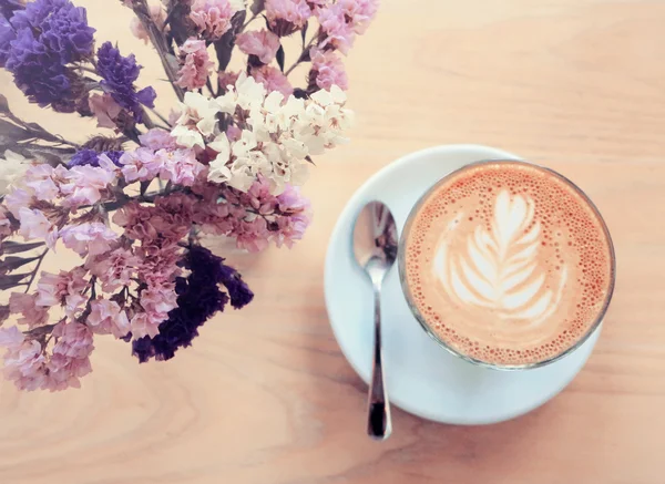 Taza de café con leche o capuchino y flores —  Fotos de Stock