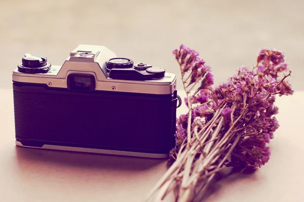 Παλιά κάμερα και μπουκέτο λουλούδια — Φωτογραφία Αρχείου