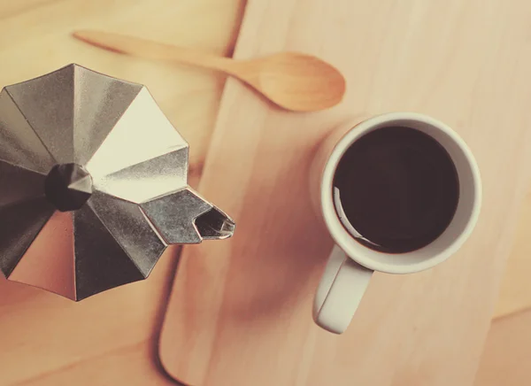 Heißer Kaffee und Mokkakanne mit Holzlöffel — Stockfoto