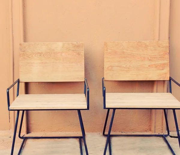 Odkryte drewniane krzesła — Zdjęcie stockowe