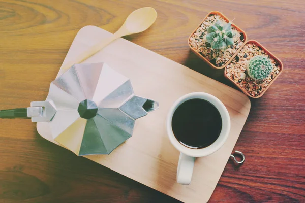 Hete koffie en moka pot met cactus — Stockfoto