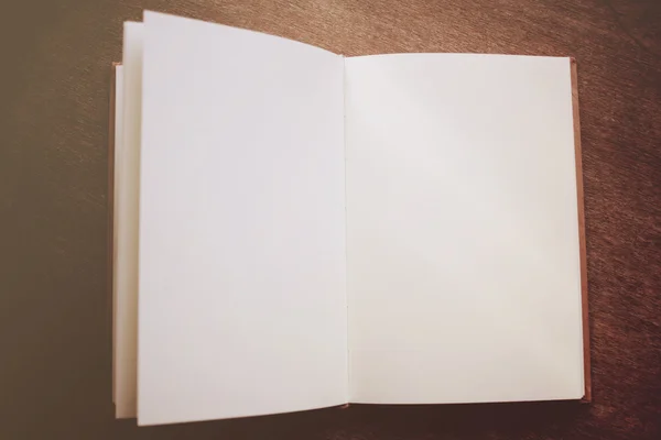Cuaderno en blanco sobre la mesa — Foto de Stock
