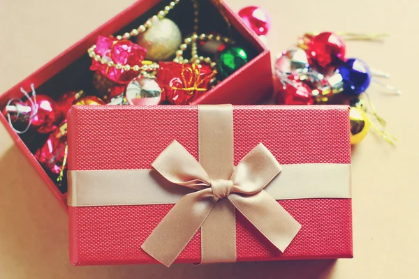 Caja roja de regalo con decoraciones de Navidad — Foto de Stock