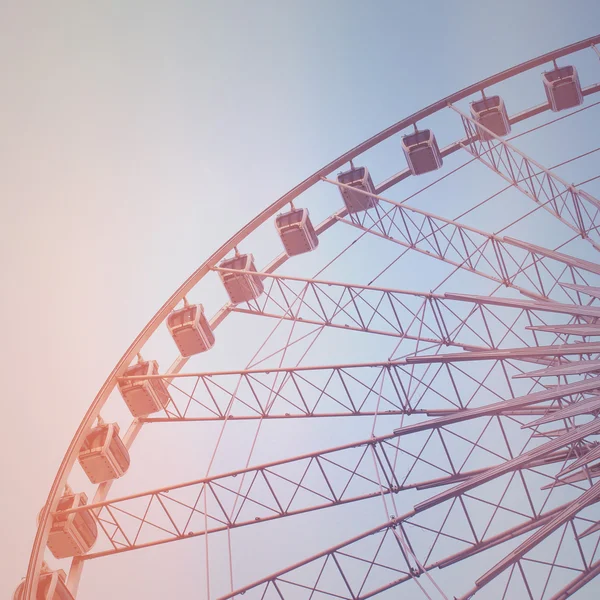 Riesenrad mit blauem Himmel — Stockfoto