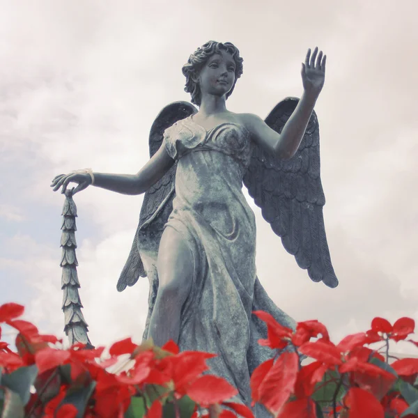 Escultura de ángel en el jardín —  Fotos de Stock