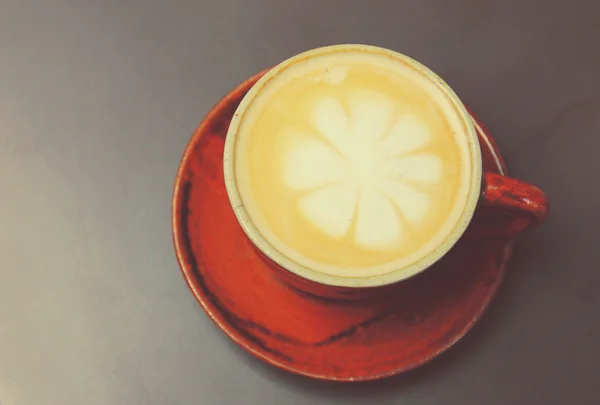 Café con leche en taza roja — Foto de Stock