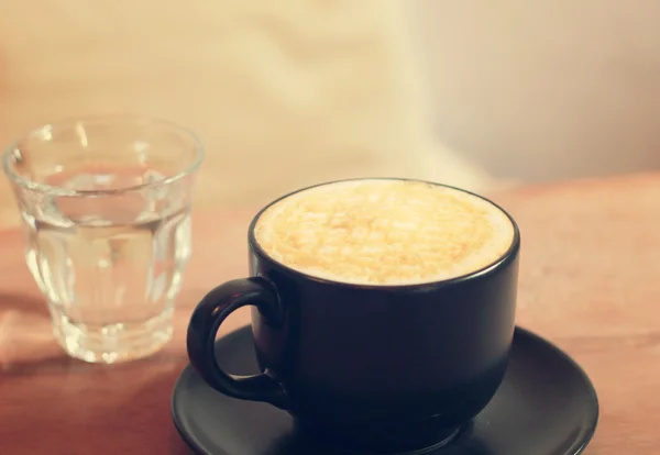 Tasse chaude de macchiato au caramel — Photo