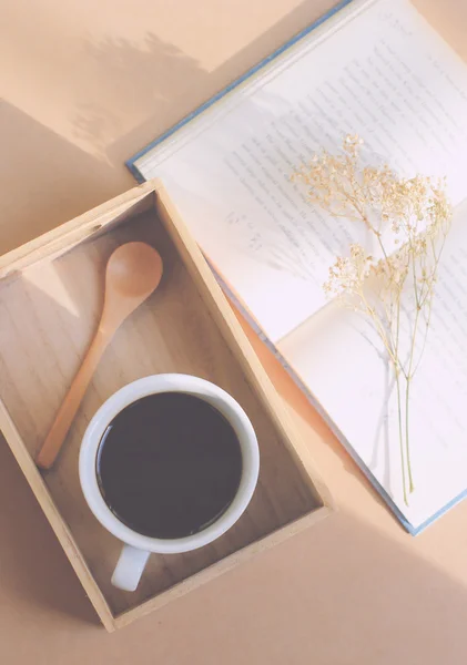 Schwarzer Kaffee und Löffel — Stockfoto