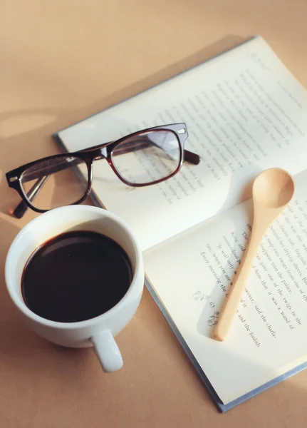 Brillen en boek met koffie — Stockfoto