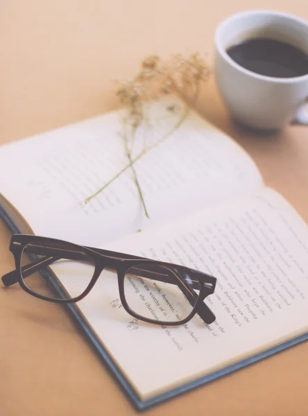 Brillen en boek met koffie — Stockfoto