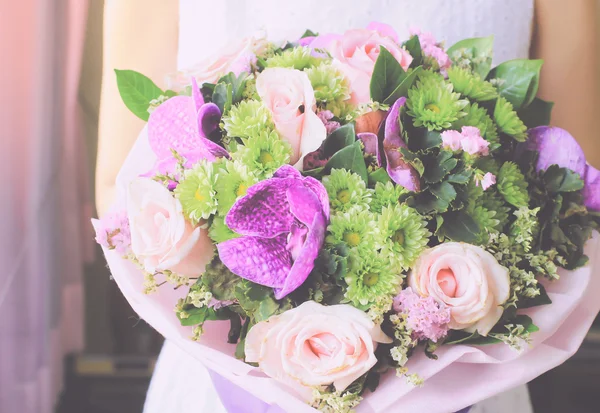 Bruid met boeket van bloemen — Stockfoto