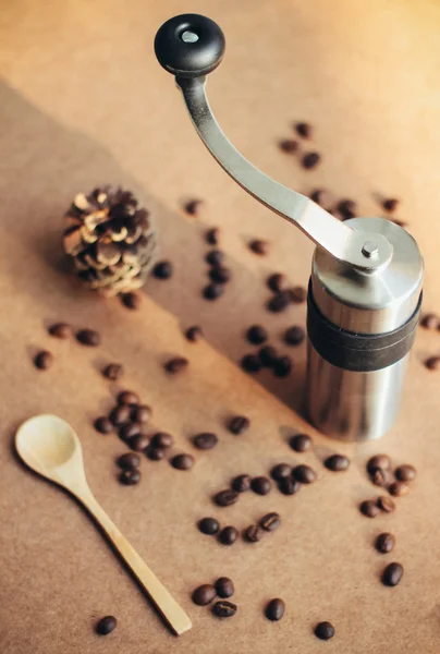 咖啡研磨器和勺子 — 图库照片