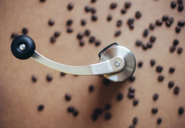 Kahve çekirdekleri üzerine Kahve değirmeni — Stok fotoğraf