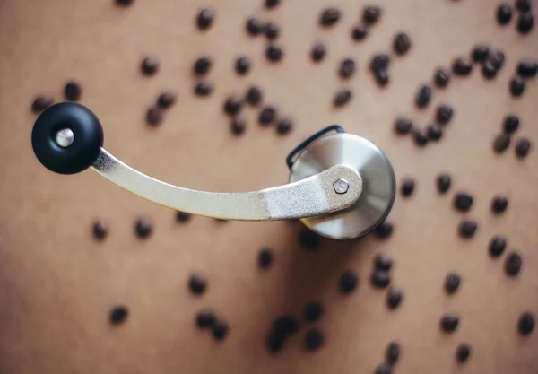 Koffiemolen op koffie bonen — Stockfoto