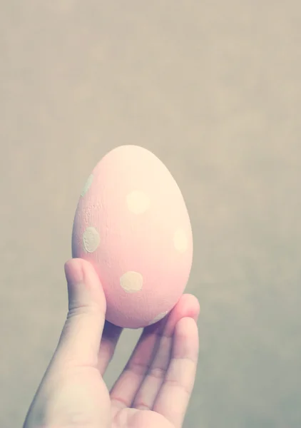 Hand holding painted easter egg — Stock Photo, Image