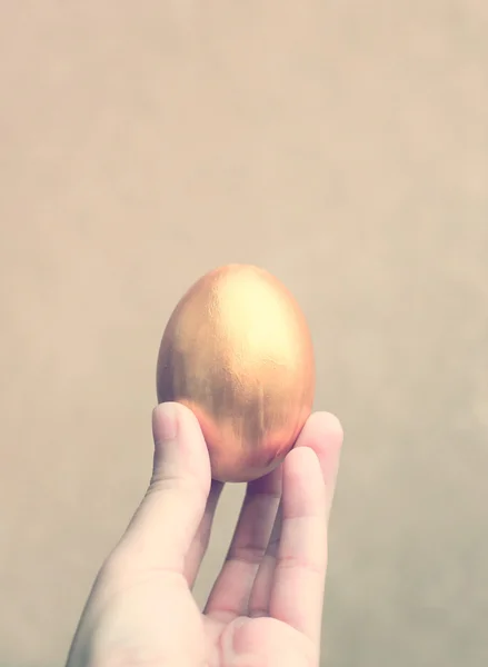 Tenendo mano uovo di Pasqua — Foto Stock