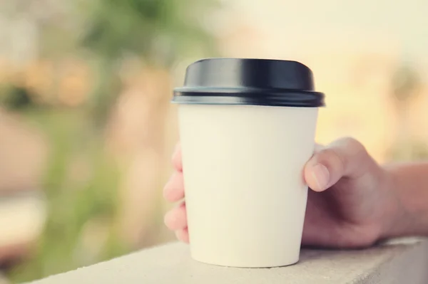 Hand holding coffee cup — Stock Photo, Image