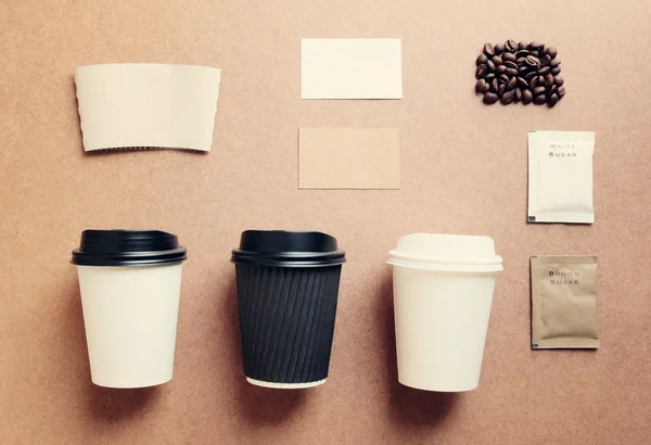Tazze di caffè di carta finto — Foto Stock