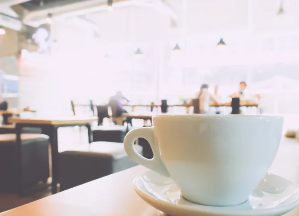 Taza de café en el café — Foto de Stock