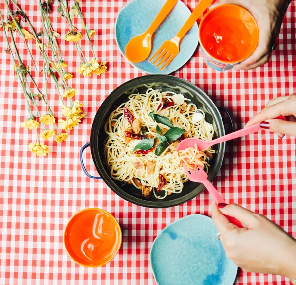 Mangiare spaghetti fatti in casa — Foto Stock