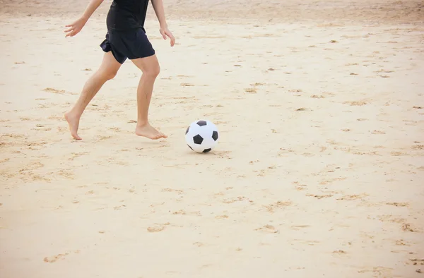 男がサッカー ボールをプレー — ストック写真