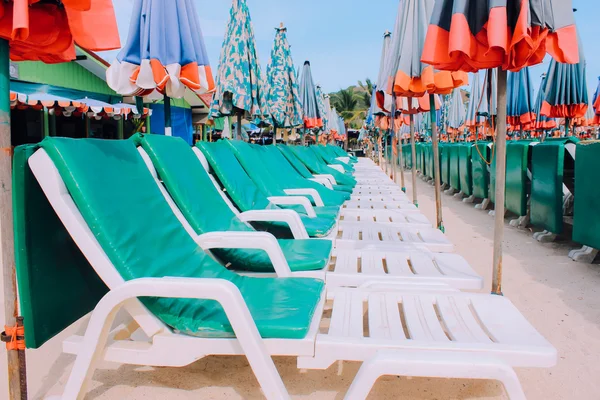 Reihe von Stühlen und Sonnenschirmen — Stockfoto