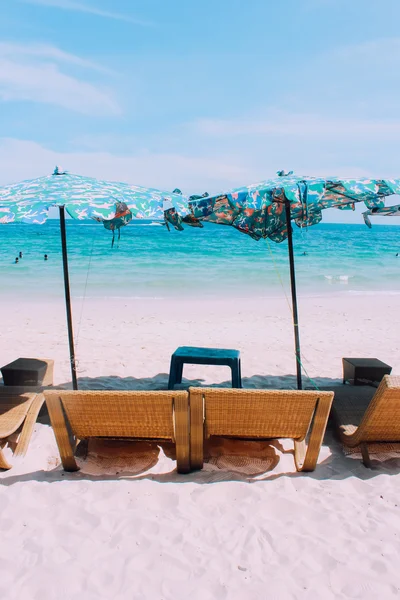 Sedie da spiaggia e ombrelloni — Foto Stock