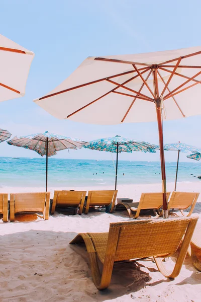 Sedie da spiaggia e ombrelloni — Foto Stock