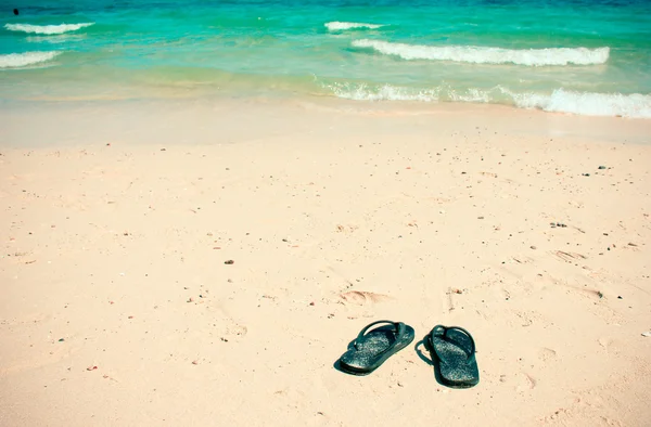 Tongs sur la plage de sable — Photo