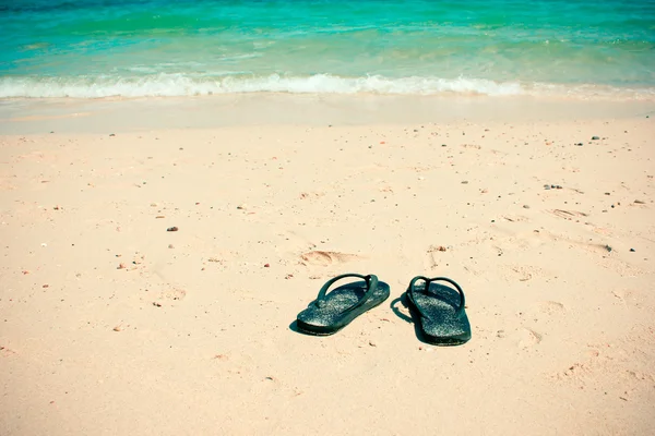 Flip flops on sandy beach — Stock Photo, Image