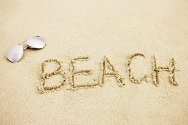 kum üzerine yazılmış beach kelime