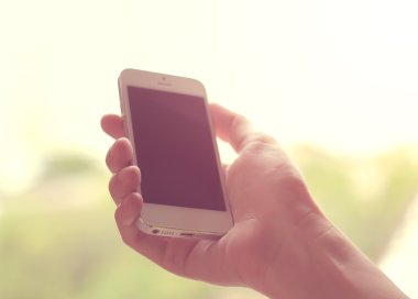 Akıllı telefon kullanan el