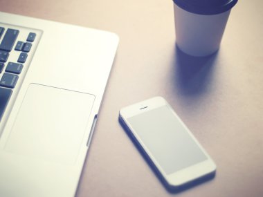 Kahve fincanı ve akıllı telefon
