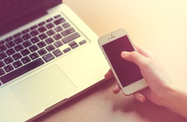 Akıllı telefon kullanan el