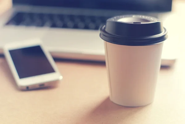 Koffiekopje en slimme telefoon — Stockfoto