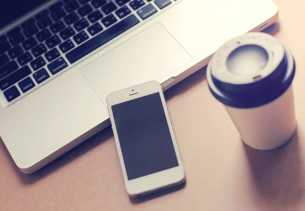 Koffiekopje en slimme telefoon — Stockfoto