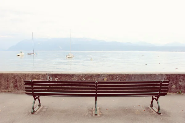 Banc vide et lac — Photo