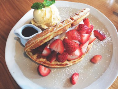 Lezzetli gözleme ve çilek